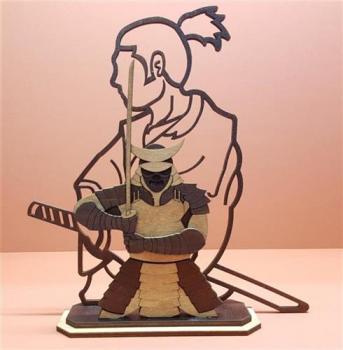 Samurai Figur Präsent - mit Silhouette Samurai - für Schüler, Trainer, Lehrer Dojo aus Holz birnbaum/braun