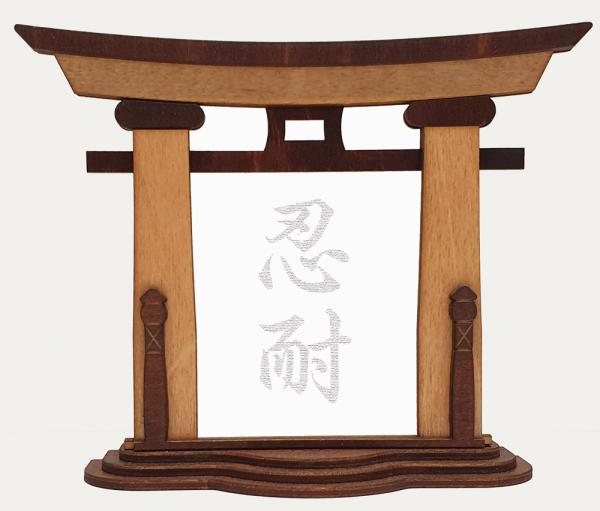 Tanno Design® Japan Torii Tor Hisa mit Kanji 14 - Geduld - japanisches Standbild natur/braun