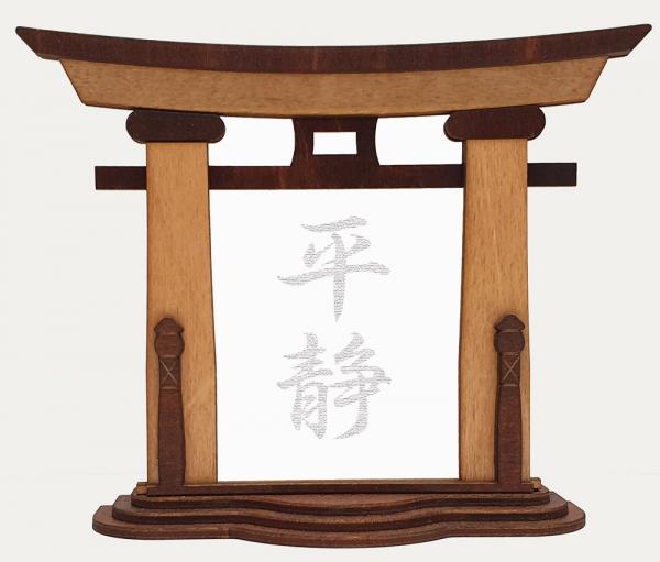 Tanno Design® Japan Torii Tor Hisa mit Kanji 17 - Gelassenheit - japanisches Standbild natur/braun