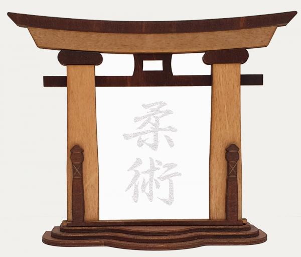 Tanno Design® Japan Torii Tor Hisa mit Kanji 22 - Jiu Jitsu - japanisches Standbild birnbaum/nussbraun