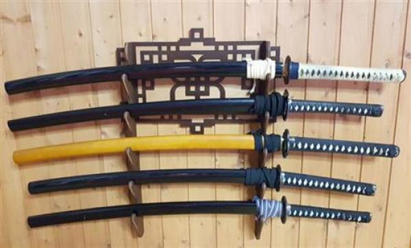 Schwertwandhalter 5 fach für Budo Iaido für Katana, Bokken aus Holz brinbaum/braun