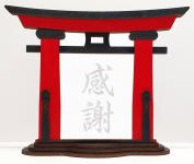 Tanno Design® Japan Torii Tor Hisa mit Kanji 08 - Dankbarkeit - japanisches Standbild rot/schwarz